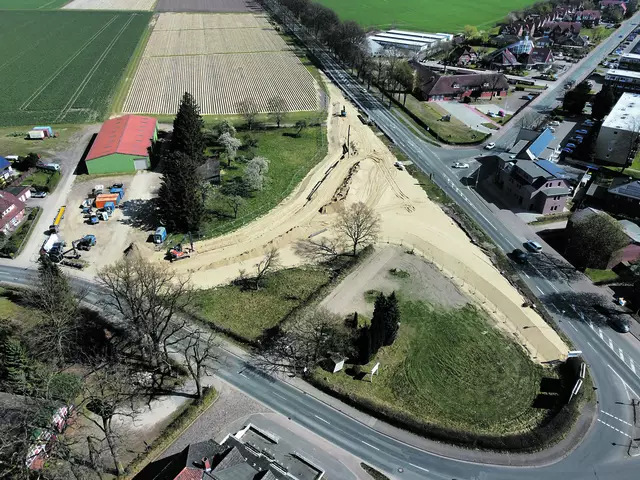 Luftbild der vorbereitenden Arbeiten für den Kreisverkehr im April | Foto: Elstermann