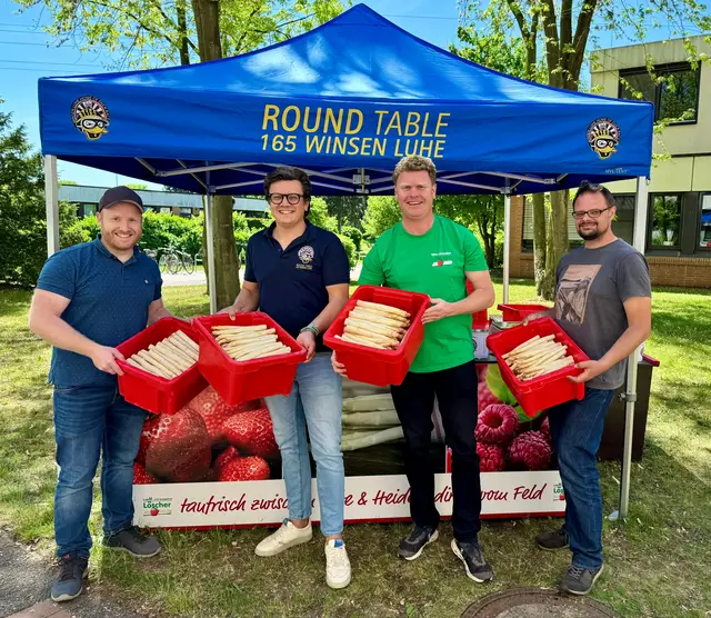 Mitglieder des Round Table und Old Table Winsen David Harmeling (v. li.), Philip Langhoff, Felix Löscher und Nils Neubauer verschenkten 500 Kilo Spargel an das Krankenhauspersonal | Foto: Round Table Winsen