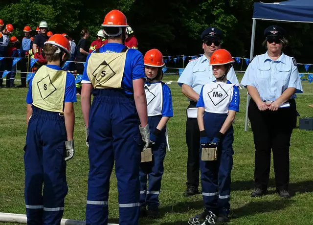 Korrekte Befehle gehören auch zur Jugendfeuerwehr | Foto: Feuerwehr SG Hanstedt