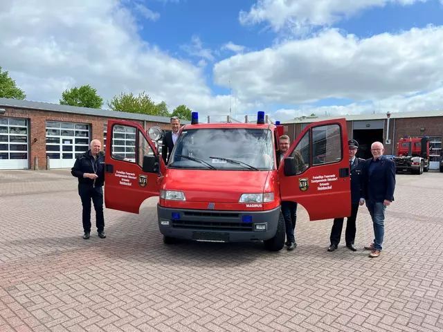 Symbolische Fahrzeugübergabe des Feuerwehrautos aus Heinbockel auf dem Hof der Feuerwehrtechnischen Zentrale in Stade-Wiepenkathen | Foto: Landkreis Stade / Daniel Beneke