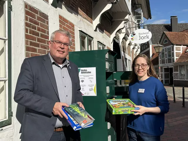 Bürgermeister Mathias Riel und Büchereileitung Christine Ottenbreit aus Jork
 | Foto: Gemeinde Jork