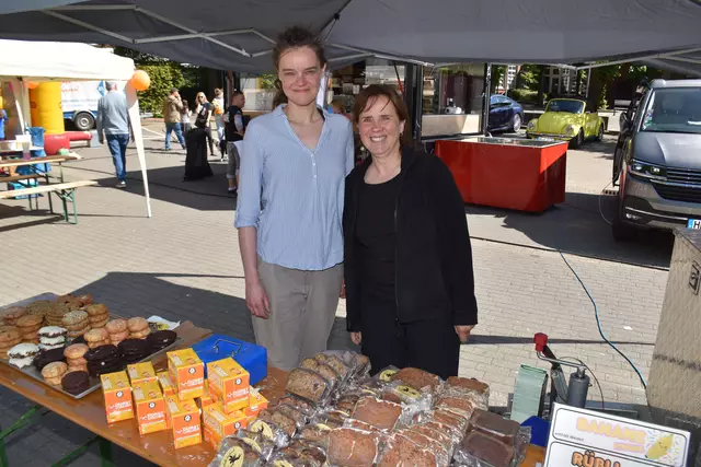 Die Frauen von Buchholzer BahnhofsFee versorgten die Besucher mit selbstgebackenen Keksen, Muffins und vielem mehr ... | Foto: Axel-Holger Haase