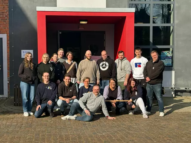 Am letzten Seminartag vor dem Alten Schlachthof in Stade freuen sich Jugendleitende und Referenten-Team über den erfolgreichen Abschluss der Grundausbildung | Foto: SJR Buxtehude