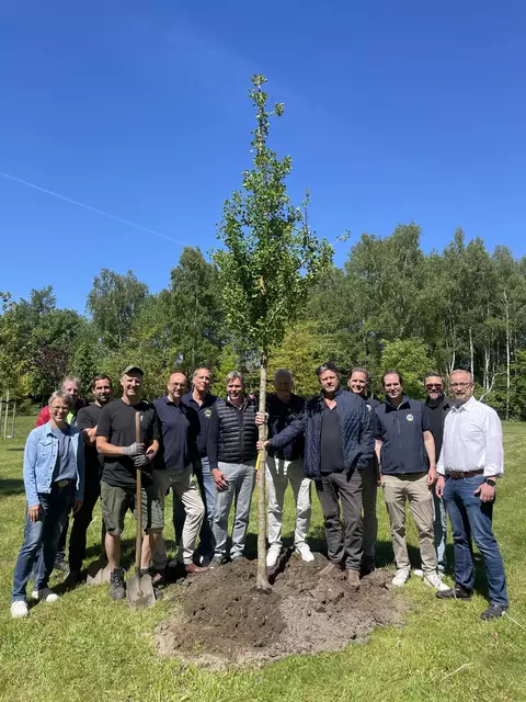 Die Beteiligten beim Pflanzen des Ginkgo-Baums im Heidenauer Hochzeitswald | Foto: Lions Club