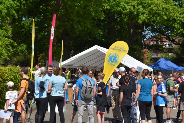 Smalltalk unter den Laufteilnehmern ...  | Foto: Axel-Holger Haase