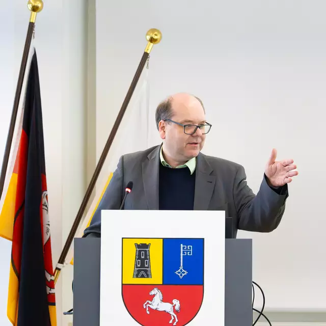 Der niedersächsische Umweltminister Christian Meyer sagte zu, bürokratische Hürden abzubauen | Foto: Landkreis Stade/Christian C. Schmidt
