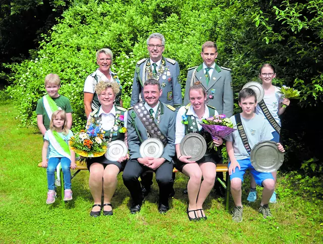 Der scheidende Hofstaat mit König Christian Butz (vorne Mitte) und Königin Angela Borchers (li. daneben) | Foto: SV Blumenthal
