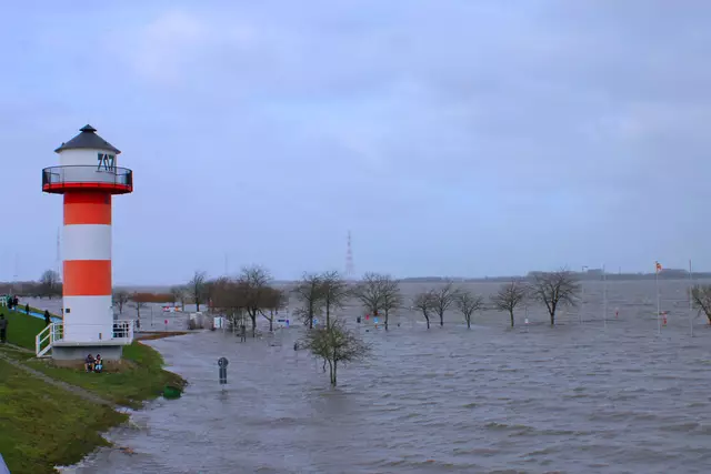 Sturmflut am Lüheanleger: Das Wasser steht bis zum Deichfuß. Bei kommenden Sturmfluten dürfte das Wasser noch höher steigen | Foto: Kai Holm
