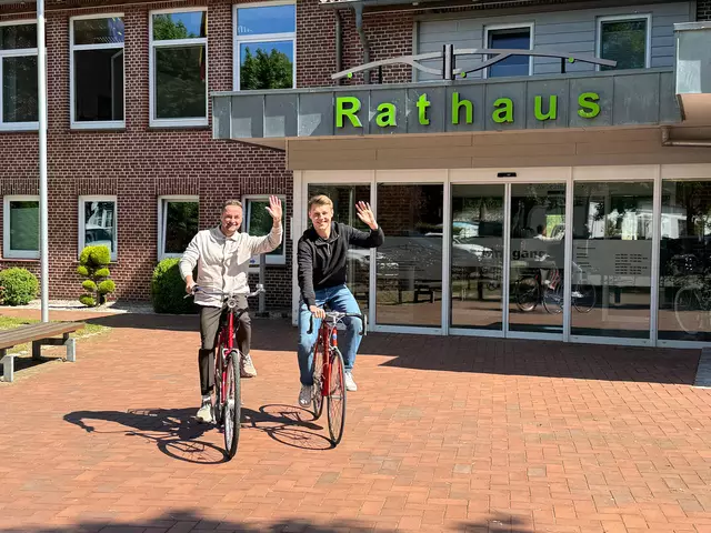 Kevin Nette (li) und Daniel Hohklas von der Samtgemeinde Elbmarsch sind auf jeden Fall dabei, wenn das Stadtradeln wieder beginnt | Foto: SG Elbmarsch/Nette