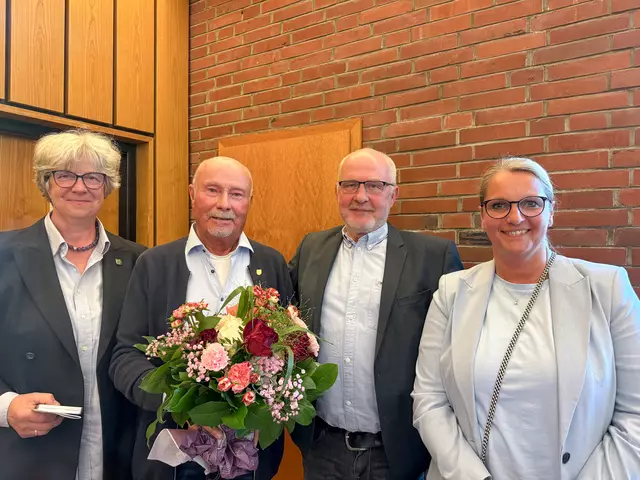 Emily Weede (v. li. Bürgermeisterin Seevetal), Günter Schwarz (ehemaliger Vorsitzender Präventionsrat und Ehrennadelträger), Peter Langenbeck (Ortsbürgermeister Meckelfeld / Klein-Moor), Katrin Baum (Landespräventionsrat Niedersachsen) | Foto: Gemeinde Seevetal
