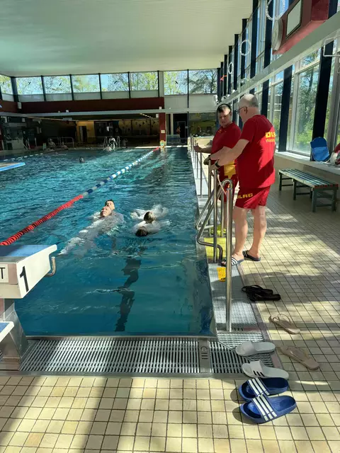 Die Jugendlichen wurden von Angehörigen der DLRG zu Rettungsschwimmern ausgebildet  | Foto: Landkreis Stade / Inga Lietzmann
