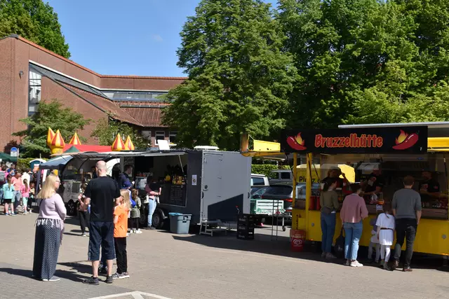 Die Verköstigung der Besucher war vielseitig wie nie zuvor. Auch die beliebte Bruzzelhütte aus Harburg war dabei ... | Foto: Axel-Holger Haase