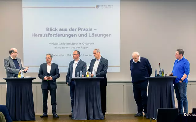 Auf dem Podium der Zukunftswerkstatt zum Küstenschutz (v. li.): Niedersachsens Umweltminister Christian Meyer, Gastgeber Landrat Kai Seefried, Thorsten Ratzke, (Geschäftsführer des Ostedeichverbandes), Godehard Hennies  (Geschäftsführer des Wasserverbandstages Bremen, Niedersachsen, Sachsen-Anhalt), Wilhelm Ulferts (Oberdeichrichter des Deichverbandes der II. Meile Alten Landes) und Ansgar Dettmer (Geschäftsführer des Artlenburger Deichverbandes) | Foto: Landkreis Stade/Christian C. Schmidt
