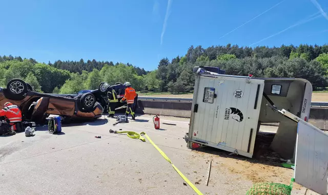 Die Insassen der Pkw wurden mit einem Rettungswagen ins Krankenhaus gebracht - auch das Pferd im Anhänger wurde verletzt, konnte jedoch mit einem weiteren Hänger noch transportiert werden | Foto: Freiwillige Feuerwehr  der Samtgemeinde Salzhausen