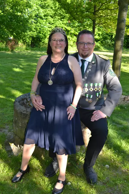 Das Königspaar: Majestät „Nils, der Jubiläumskönig vom Hochzeitswald“ und Königin Melanie  | Foto: bim