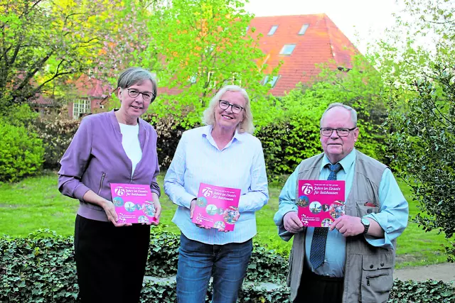 Mit der Chronik (v. li.): Layouterin Beate Röhlsberger, Barbara Frahm (Verein "Salzhausen e.V.") und Autor Joerg Stallbaum | Foto: ce