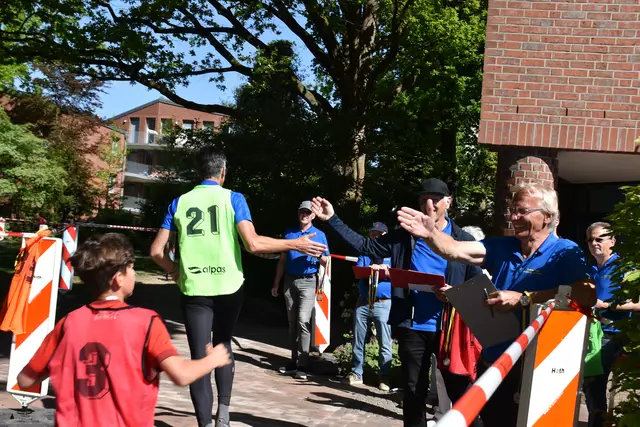 Das Abklatschen gehört zum Lauf dazu | Foto: Axel-Holger Haase