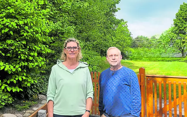 Freuen sich auf das Jubiläum: Susanne Schütte (Pflegedienstleitung) und Volker Schulz (stellvertretende Heimleitung)  | Foto: LK Harburg