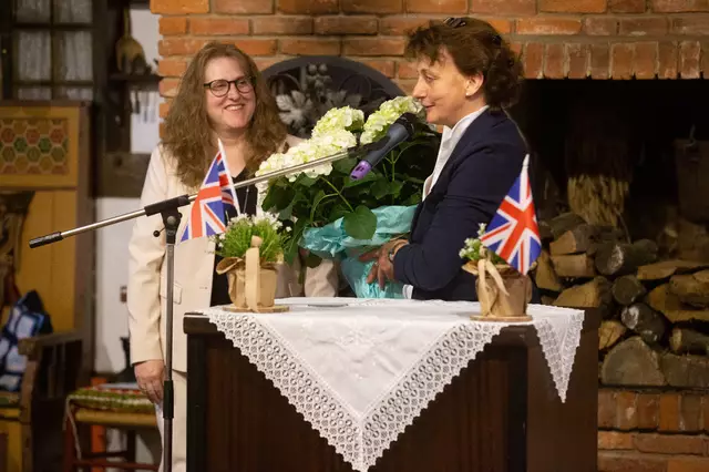 Glückwünsche von der Kutenholzer Bürgermeisterin Sandra Lemmermann (re.) an Debbie Bülau | Foto: Kerstin Henneken