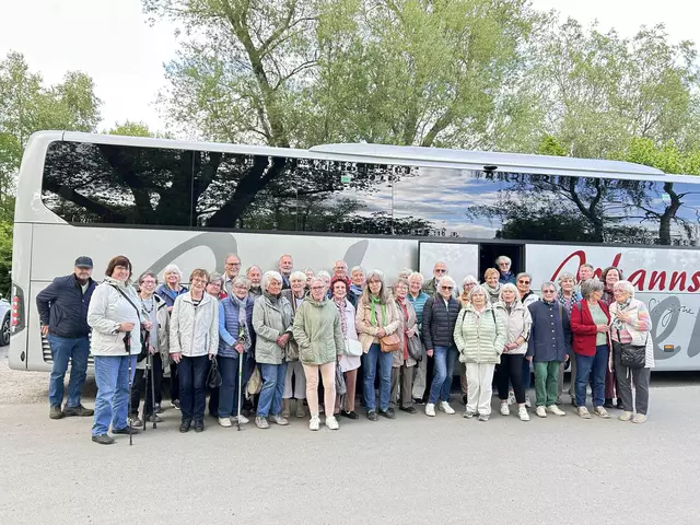 Mit einem Ausflug nach Worpswede nahmen Gemeindemitglieder Abschied von Pastorin Annette Seifert (hinten re.) | Foto: Kreuzkirchengemeinde