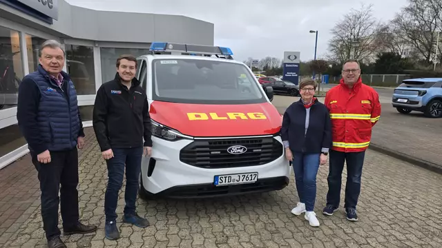 Der Vorsitzende der DLRG-Ortsgruppe Stade, Christian Schaarschmidt (re.), nimmt das neue Vereinsfahrzeug beim Autohaus Cassau in Empfang | Foto: DLRG