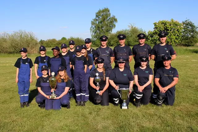 Die Siegergruppen der Jugendfeuerwehr Winsen und der Feuerwehr Rottorf | Foto: Burkhard Giese