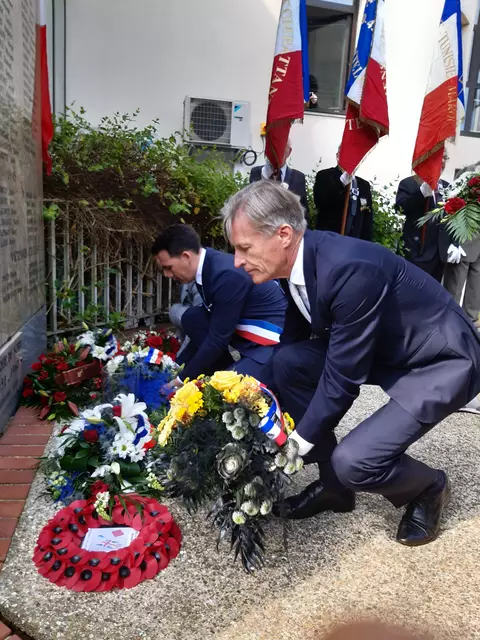 Die Bürgermeister Jan-Hendrik Röhse (re., Buchholz) und Tom Delahaye (Canteleu) legten Kränze am Mahnmal für die gefallenen Soldaten der Weltkriege nieder | Foto: Stadt Buchholz