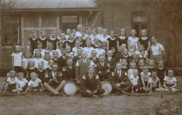 Spielmannszug Heidenau und Kinder des früheren Sportvereins im Jahr 1929 | Foto: Schützenverein Heidenau