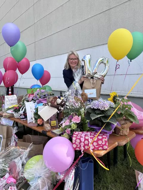 Zehn Jahre Einsatz mit Herz zahlen sich aus: In Dank und Anerkennung bescherten Rätke Kunden und Freunde ein wahres Geschenkemeer | Foto: Jana Rätke