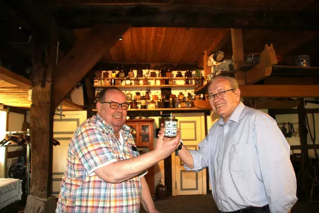 Siegfried Stresow (li.) freut sich über Sammlung an Kaffeemühlen im Regal, die Werner Fredebohm den Kranzbindern überlassen hat, und eine Kindermühle als persönliches Geschenk