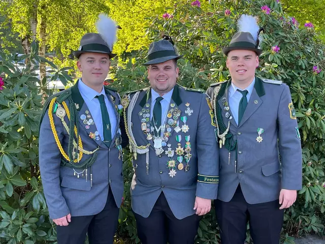 Jungschützenkönigsteam (v. li.): Tobias Meyer, Nils von Holt und Finn Meier | Foto: SV Rade
