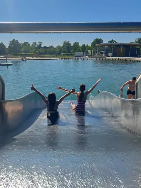 Pauline (9) und Lene (11) sind begeistert von der Wellenrutsche im Naturbad Winsen | Foto: Anika Werner