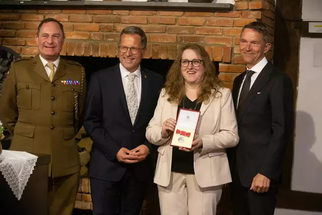 (v. re.): Botschafter Andrew Mitchell, Debbie Bülau, Landrat Kai Seefried und Lieutenant Colonel Richard Sernberg | Foto: Kerstin Henneken