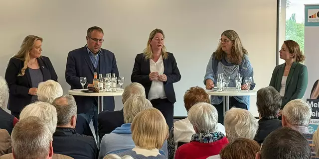 Podiumsdiskussion zum Thema Pflege (v. li.): Die CDU-Abgeordneten Melanie Reinecke, Jan Bauer und Birgit Butter sowie Tanja von der Bey (Senioren- und Pflegestützpunkt im Landkreis Stade) und Beke Cordes, Leiterin der ambulanten Pflegedienste des DRK | Foto: CDU