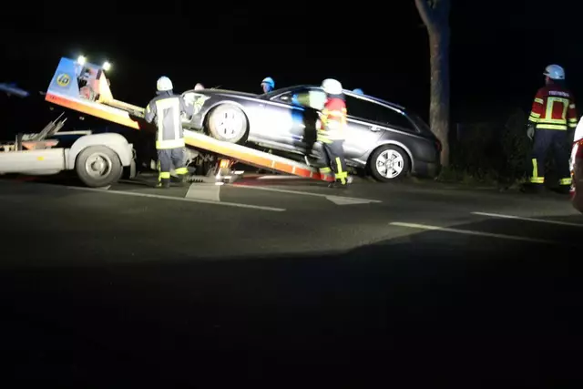 Die Feuerwehr zog das Auto aus einem zwei Meter tiefen Graben | Foto: Jürgen Bockelmann