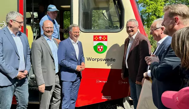 Fahrzeugtaufe u.a. mit (v. li.): Landrat Marco Prietz, evb-Geschäftsführer Christopf Grimm, Landrat Kai Seefried und Landrat Bernd Lütjen | Foto: evb / J. Grimm