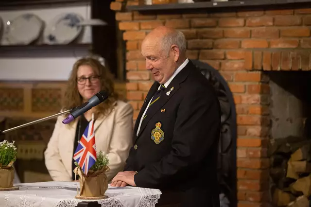 Der Vorsitzende der British Legion Bergen-Hohne, Keith Orton, hält eine Rede | Foto: Kerstin Henneken