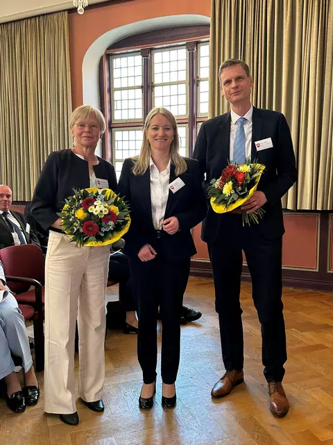 Feierlicher Akt im historischen Stader Rathaus (v. li.):  die ehemalige Landgerichtspräsidentin Ingrid Stelling, Justizministerin Dr. Kathrin Wahlmann und der neue Präsident des Landgerichts Oliver Sporré | Foto: Nieders. Justizministerium