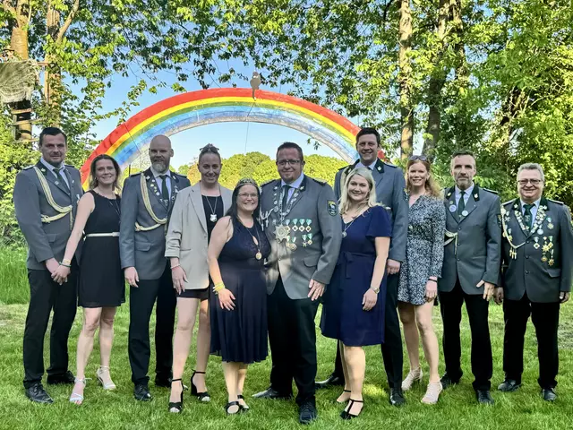 Die Königscrew des Jubiläumskönigs (v. li.): Alexander und Katja Lomnytschuk, Frank Indorf und Annabelle Weiß-Indorf, das Königspaar Melanie und Nils Fauerbach, Nadine und Steffen Harmann, Stefanie und Mark Hoffmann sowie ZBV Martin Fauerbach  | Foto: bim