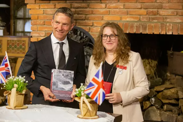 Botschafter Andrew Mitchell und Debbie Bülau | Foto: Kerstin Henneken