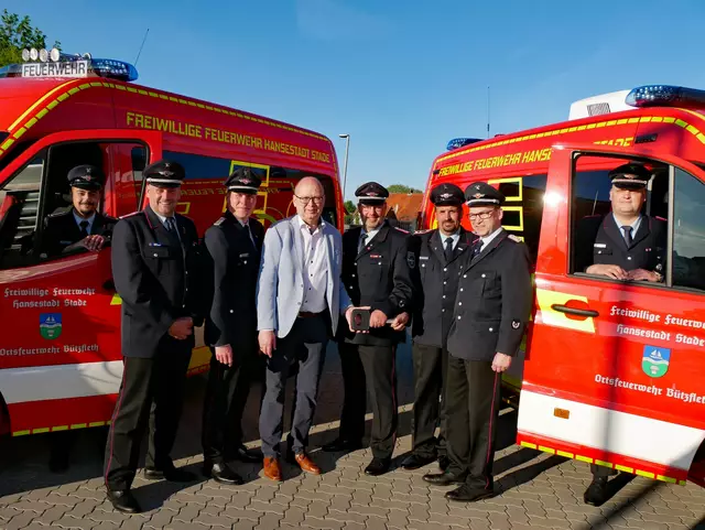 Freuen sich über zwei neue Einsatzfahrzeuge (v. li.): Karam Alamar, Danny Waltersdorf, Maik Bube, Sönke Hartlef, Sebastian Junge, Christoph von Schassen, Klaus-Daniel Ney und Sven Holthusen | Foto: Erwin Bube / FFW Bützfleth