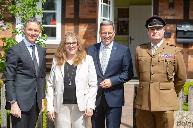 Ordensverleihung mit (v. li.): Botschafter Andrew Mitchell, Debbie Bülau, Landrat Kai Seefried und Lieutenant Colonel Richard Sernberg | Foto: Kerstin Henneken