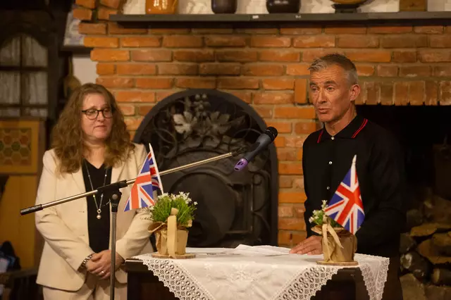 John Darter,  Angehöriger von Edward Charles Marsh, hält für die Angehörigen der Soldaten eine Rede | Foto: Kerstin Henneken