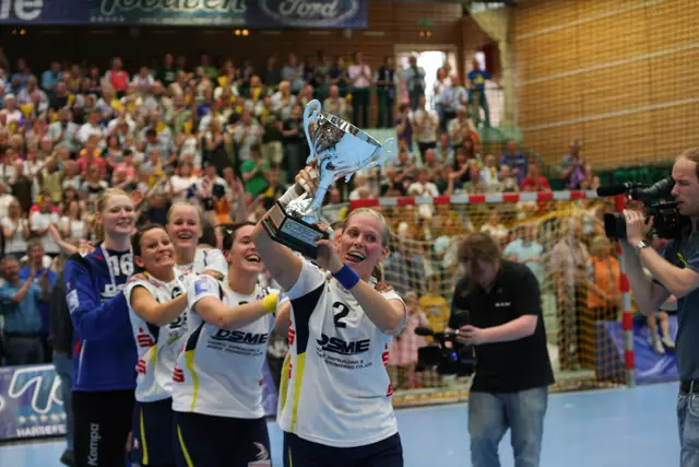 Am 23. Mai 2010 gewann der Buxtehuder SV in der Halle Nord den europäischen Challenge-Cup. Fast auf den Tag genau 15 Jahre später – am 24. Mai um 16 Uhr – werden sieben der Heldinnen von damals noch einmal aktiv in der Halle Nord auflaufen – mit einem All-Star-Team des BSV gegen die aktuelle Bundesliga-Mannschaft. Es wird definitiv das letzte große Spiel in der altehrwürdigen Halle Nord sein, bevor die BSV-Handballer im Sommer in die neue Halle umziehen | Foto:  BSV-Archiv