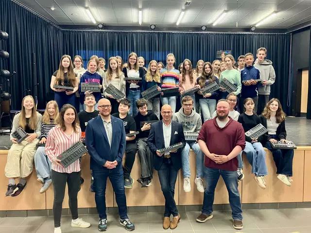 Musik-Schülerinnen und Schüler des GAK mit den neuen Midi-Keyboards: (vorne v. li.) GAK-Musik-Fachobfrau Edle Steinmacher, Fabian Hammerschmidt (stv. Schulleiter GAK), Thomas Müller (Regionalleiter Sparkasse Harburg-Buxtehude) und Friedrich Nemetschek (GAK) | Foto: GAK