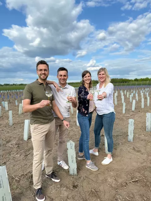 Die vier jungen Winzer (v. li.) Alexander Ernst, Florian Schubert, Maren Schubert sowie Jana Heins | Foto: Traube und Biene GbR