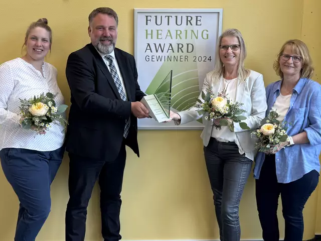 Martin Schlenke von der Firma Phonak  gratuliert (v. li.) Johanna Neumann-Wist, Susanne Kupczyk, Christine Beutler von der Hörinsel | Foto: Hörinsel