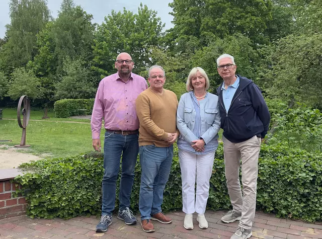 Der neue Vorstand der Unabhängigen Wählergemeinschaft der Samtgemeinde Salzhausen: (v. li.) Oliver Voß, zuständig für die Medienarbeit, der neue 1. Vorsitzender Andreas Will und seine Stellvertreterin Dagmar Maigatter sowie Kassenwart Heinrich Nottorf
 | Foto: UWG Salzhausen