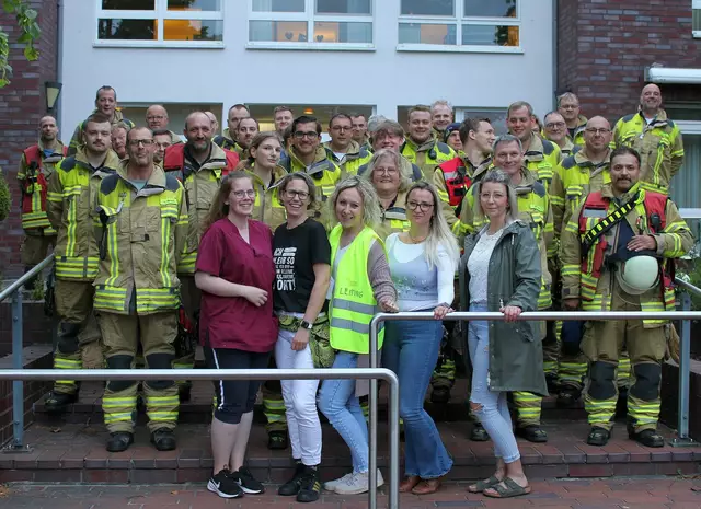 Nach der erfolgreichen Übung: Die Feuerwehrleute und Beschäftigte der Senioreneinrichtung posieren für ein Gruppenbild | Foto: Feuerwehr Stade