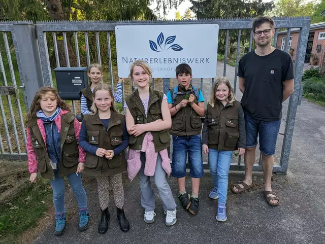 Die Naturpark-Kids mit Alexander Meyer vom Naturerlebniswerk | Foto: Naturpark Lüneburger Heide